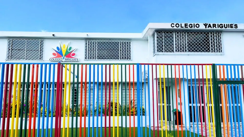 Fachada del Colegio Yariguíes con su reja de colores